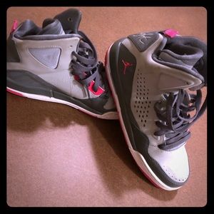 Air Jordan Youth Size 7 (fits ladies 7.5-8).